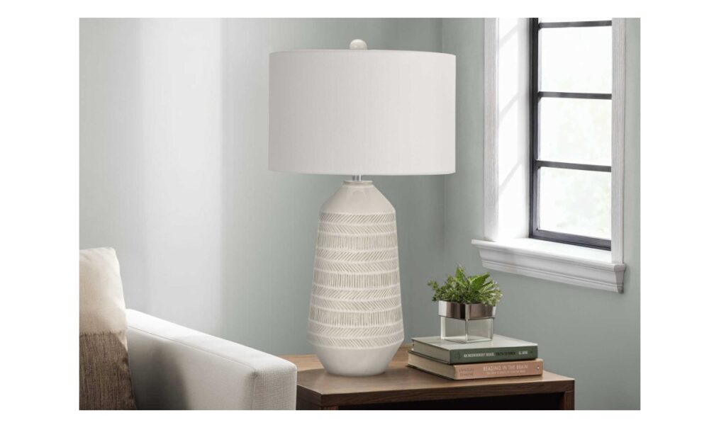 33" Cream Ceramic Table Lamp (I 9613)