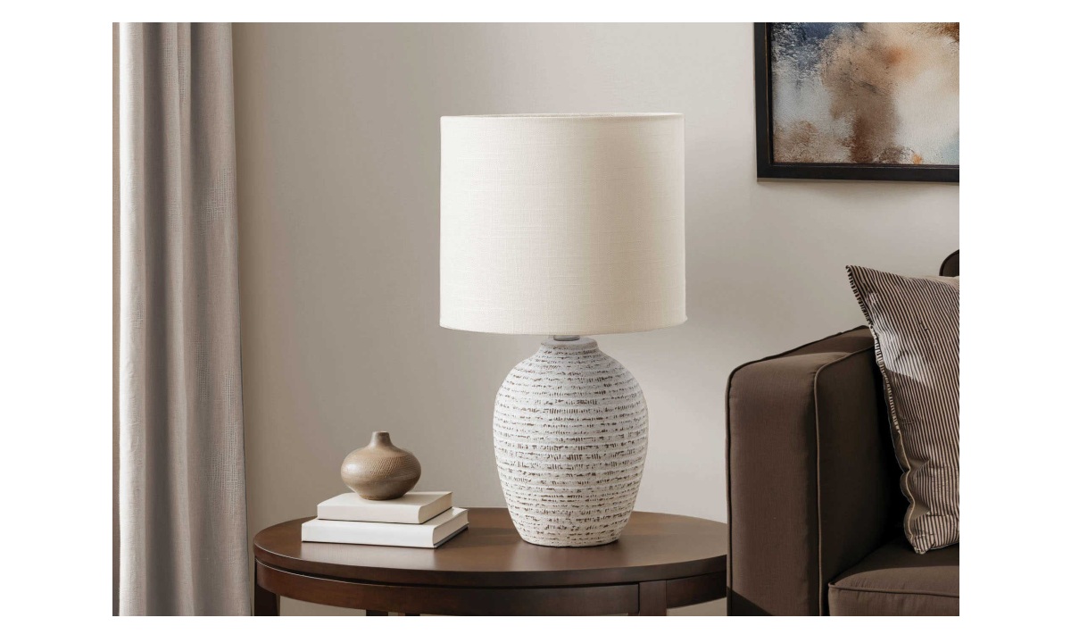 17" Ivory Ceramic Table Lamp (I 9787)