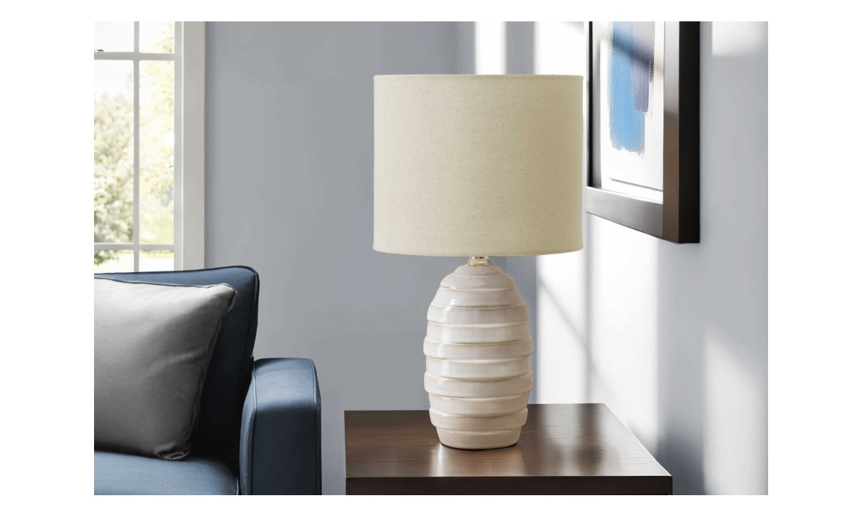 17" Ivory Ceramic Table Lamp (I 9789)